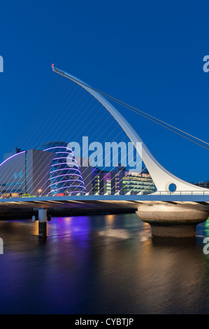 Samuel Beckett Bridge über den Fluss Liffey, Dublin zeigt die National Convention Centre im Hintergrund Stockfoto