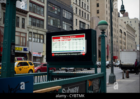 Eine u-Bahn-Eingang-Informations-Display warnt der bevorstehenden Abschaltung des Versandverfahrens wegen Hurrikan Sandy, in New York Stockfoto