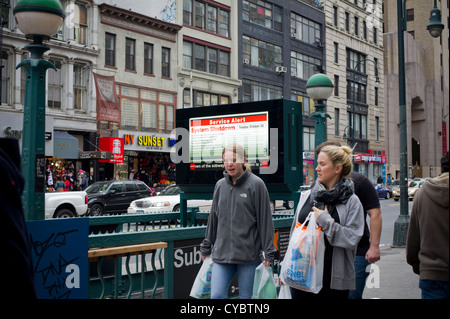 Eine u-Bahn-Eingang-Informations-Display warnt der bevorstehenden Abschaltung des Versandverfahrens wegen Hurrikan Sandy, in New York Stockfoto