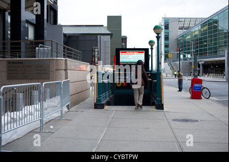 Eine u-Bahn-Eingang-Informations-Display warnt der bevorstehenden Abschaltung des Versandverfahrens wegen Hurrikan Sandy, in New York Stockfoto