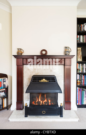 Kamin und Kaminsims in einem typisch britischen Heim, UK Stockfoto