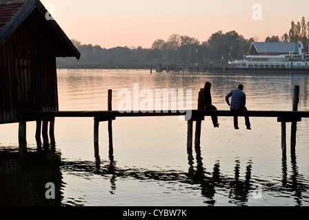 Silhouette eines Paares auf Pier am Ammersee See Stockfoto