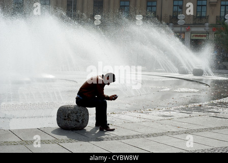 Silhouette der einziger Mann am Karstor Brunnen in München Stockfoto