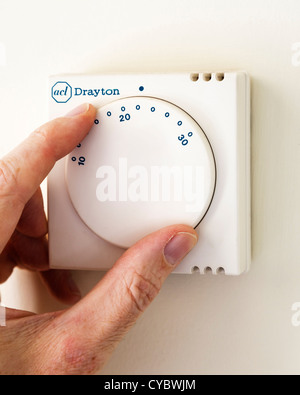 Hand der Zentralheizung Thermostat aufdrehen Stockfoto