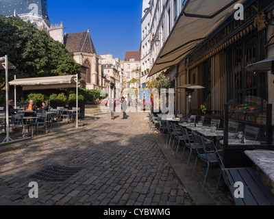 Cafés in Rue des Barres, einer mittelalterlichen Straße hinter der Kirche von St. Gervais et St Hafen, Paris Stockfoto