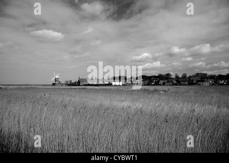 Schwarz / weiß Bild Panorama, Reed Betten, Cley Windmühle, Cley-Next-the-Sea Dorf, die Küste von North Norfolk, England, UK Stockfoto