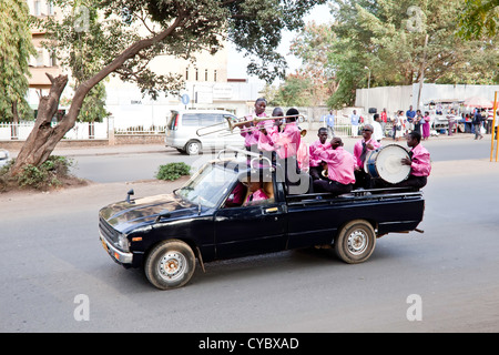 Traditionelle Hochzeitszeremonie mit Hochzeitsgesellschaft Fahrt durch die Straßen von Moshi; Tansania; Ost-Afrika; Afrika Stockfoto