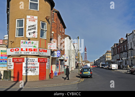 Blackpool Lancashire Küste UK - Run auf Geschäfte in Seitenstraßen mit Blackpool Tower in Ferne Stockfoto