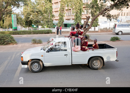 Traditionelle Hochzeitszeremonie mit Hochzeitsgesellschaft Fahrt durch die Straßen von Moshi; Tansania; Ost-Afrika; Afrika Stockfoto