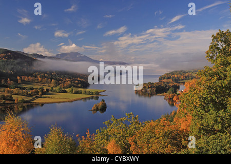 UK Schottland Tayside Perthshire Loch Tummel und Berg Schiehallion aus Queens View Stockfoto
