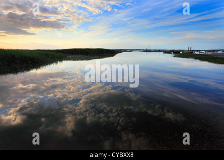 Sonnenuntergang über den Salzwiesen am Brancaster Staithe an der North Norfolk-Küste. Stockfoto