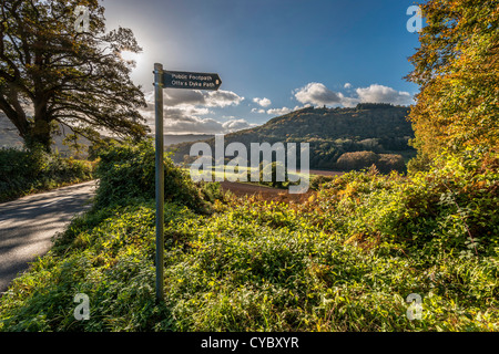 Wegweiser Kennzeichnung Offa es Dyke Path in Wye Valley im Herbst bei Wanderern am hellen Tag im Herbst. Stockfoto