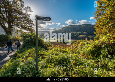 Wegweiser Kennzeichnung Offa es Dyke Path in Wye Valley im Herbst bei Wanderern am hellen Tag im Herbst. Stockfoto