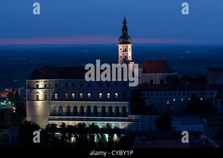 Schloss Mikulov in der Nacht Stockfoto