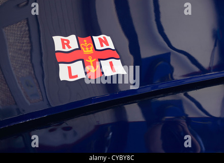 RNLI-Logo auf der Seite Brunnen Rettungsboot. Stockfoto