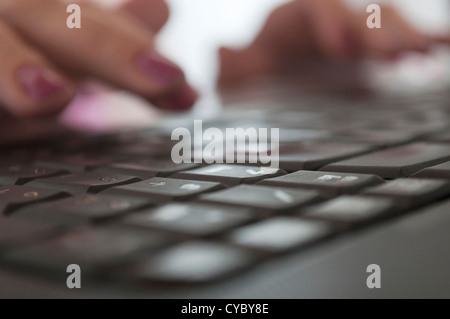 Frau Hände Tippen auf laptop Stockfoto