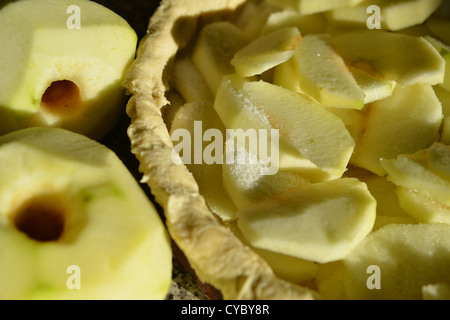 Apfelkuchen mit Äpfeln wartet auf den Blätterteig-Deckel hoch aufgetürmt Stockfoto