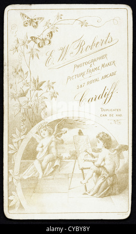 Aufwendige Design auf Rückseite der Carte de Visite um 1890 vom Fotografen e.w. Roberts von Cardiff Stockfoto