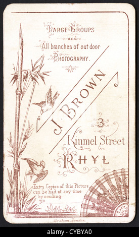 Aufwendige Design auf Rückseite der Carte de Visite um 1880 vom Fotografen J. Brown von Rhyl Stockfoto