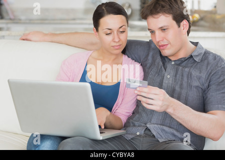 Junges Paar auf dem Laptop arbeiten Stockfoto