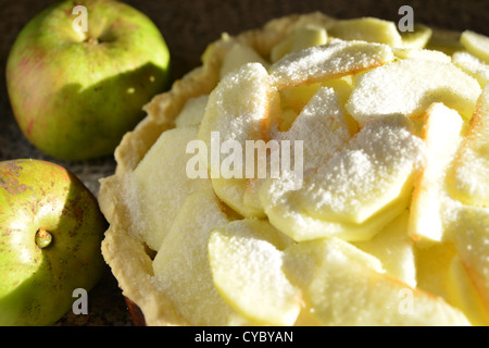 Apfelkuchen mit Äpfeln wartet auf den Blätterteig-Deckel hoch aufgetürmt Stockfoto