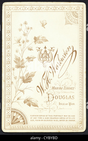 Aufwendige Design auf Rückseite der Carte de Visite um 1890 vom Fotografen w.h. Warburton von Douglas Isle Of Man Stockfoto