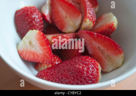 Erdbeeren in eine Schüssel geben Stockfoto