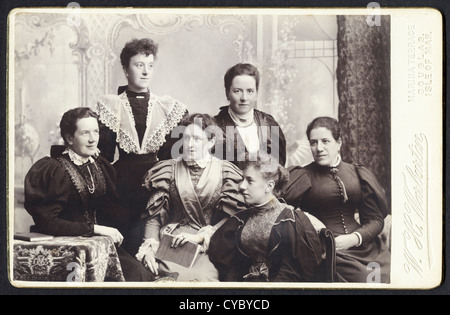 Gruppe der viktorianischen Frauen im Studio-Porträt um 1890 vom Fotografen w.h. Warburton von Douglas Isle Of Man Stockfoto