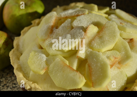 Apfelkuchen mit Äpfeln wartet auf den Blätterteig-Deckel hoch aufgetürmt Stockfoto