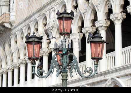 Bella Italia-Serie. Venedig - die Perle Italiens. Reich verzierte Laternenpfähle in Piazza San Marco gegen Dogenpalast. Venedig, Italien. Stockfoto