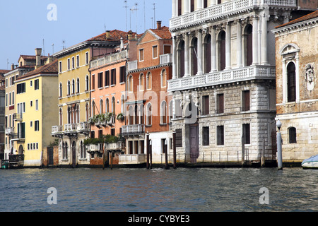 Bella Italia-Serie. Venedig - die Perle Italiens. Venezianischen Häusern in einen Canal Grande. Venedig, Italien. Stockfoto