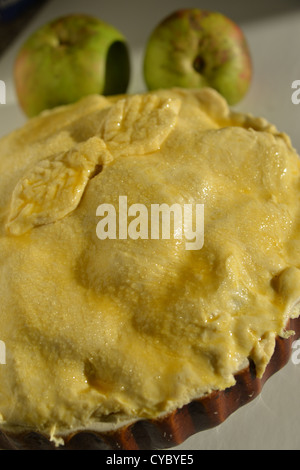 Ungekocht Apfelkuchen bereit für den Backofen Stockfoto