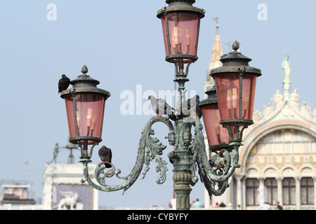 Bella Italia-Serie. Venedig - die Perle Italiens. Reich verzierte Laterne auf der Piazza San Marco. Venedig, Italien. Stockfoto