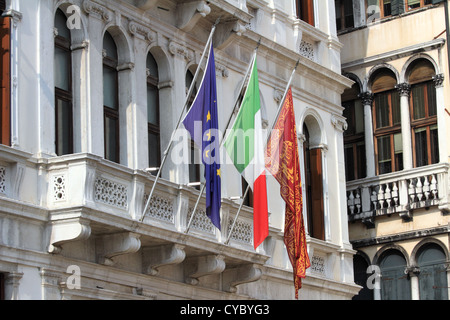 Bella Italia-Serie. Venedig - die Perle Italiens. Balkon des alten Gebäudes mit den Flaggen von Venedig (Italien) und der EU Stockfoto