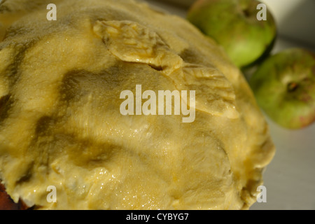 Ungekocht Apfelkuchen bereit für den Backofen Stockfoto