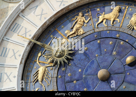 Astronomische Glockenturm (Torre Orologio) Details. Markusplatz (Piazza San Marko), Venedig, Italien. Stockfoto