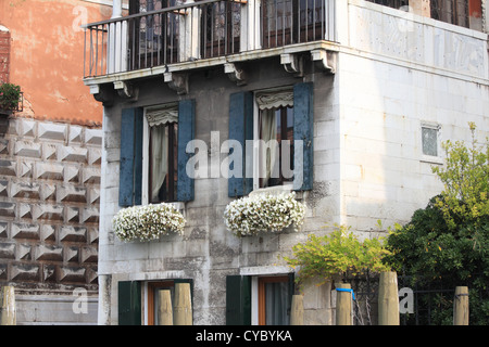 Bella Italia-Serie. Venedig - die Perle Italiens. Windows von einer venezianischen Häusern. Venedig, Italien. Stockfoto