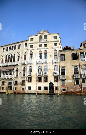 Bella Italia! Serie. Venedig - die Perle Italiens. Altbauten in einen Canal Grande. Vertikale Zusammensetzung. Stockfoto