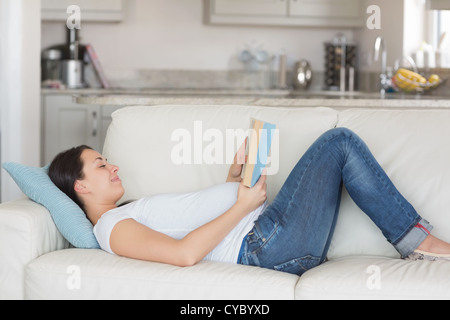 Schwangere Frau auf dem Sofa entspannen Stockfoto