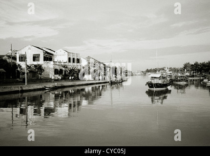 Thu Bon Fluss an einem in Vietnam in Fernost Südostasien Hoi. Panoramablick auf das Boot Segeln Segeln Geschichte Landschaft Wasser Aussicht Wanderlust Eskapismus Reisen Stockfoto