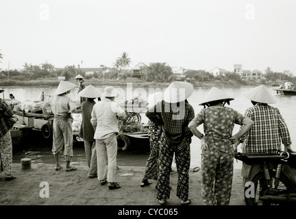 Traditioneller Markt Straße Szene am Thu Bon Fluss Hoi An in Vietnam in Fernost Südostasien. Menschen Reportage leben Lebensstil Fotojournalismus Reisen Stockfoto