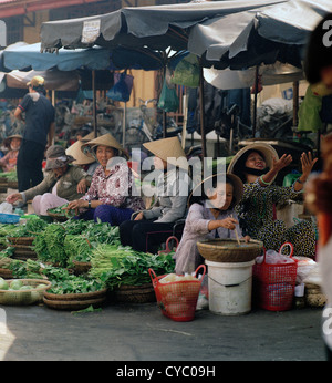 Traditioneller Markt Straßenszene in Hoi An in Vietnam in Fernost Südostasien. Menschen Reportage Bildjournalismus leben Lebensstil Wanderlust Travel Stockfoto