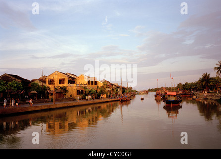 Thu Bon Fluss an einem in Vietnam in Fernost Südostasien Hoi. Panoramablick Geschichte Schönheit schöne Serenity Water View Wanderlust Eskapismus Reisen Stockfoto