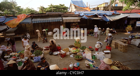 Traditioneller Markt Straßenszene in Hoi An in Vietnam in Fernost Südostasien. Menschen Reportage Bildjournalismus leben Lebensstil Wanderlust Travel Stockfoto