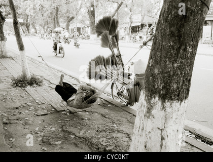 Reisen Fotografie - Street Scene des Menschen schlafen in seiner Hängematte in Hue in Vietnam in Südostasien im Fernen Osten. Reportage Dokumentarfilm Fotojournalismus Stockfoto