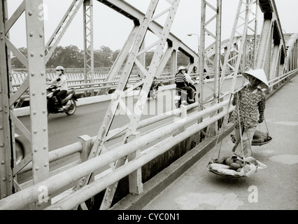 Trang Tien Brücke in Hue in Vietnam in Fernost Südostasien. Konische hat Frau vietnamesische Volk Stadt leben Lebensstil Bügeleisen Brücken Reisen Stockfoto