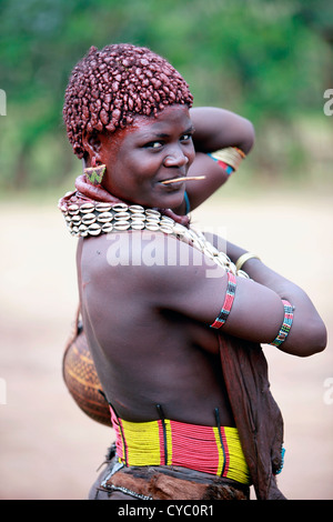 Junge Hamar Indianerin mit traditionellen Frisur. Stockfoto