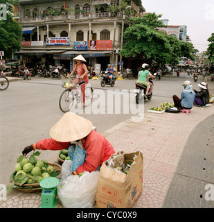 Street Scene leben in Hue in Vietnam in Fernost Südostasien. Reportage Bildjournalismus Menschen Lifestyle Frau Frauen Konische hat Reisen Fernweh Stockfoto