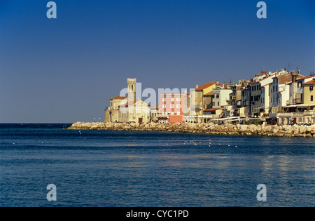Ansicht der Stadt Piran in Piran Bucht, St. Clemens Kirche im Zentrum, Piran, Slowenien Stockfoto