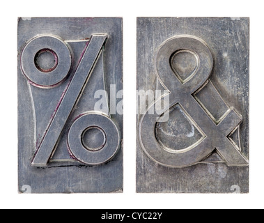 Prozent und Ampersand-Symbole in Vintage Grunge Metall Buchdruck Blöcke isoliert Stockfoto